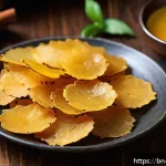 Home 23 식용 곤충을 활용한 다양한 레시피 - A vibrant close-up of crispy mosquito papadums coated with a glossy mix of honey, lemon juice, and s...